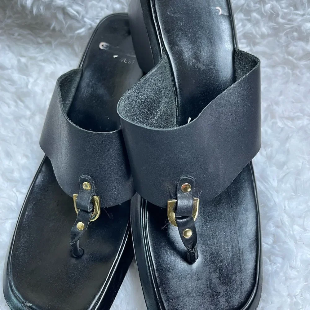 Nine West Cloud black leather thong sandals with gold tone accents size 8.5